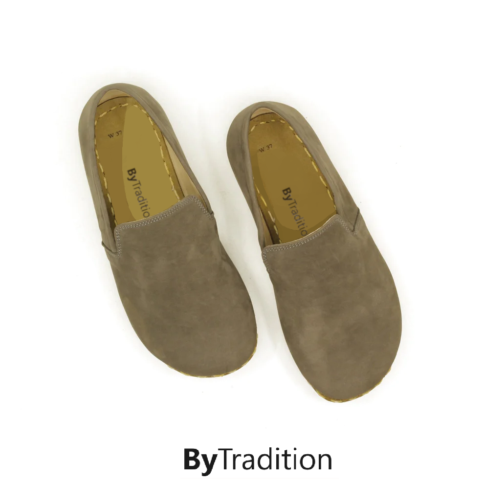 Loafer-Klassiker – Kupferniete – Natürlich und individuell barfuß – Grau – Nubuk