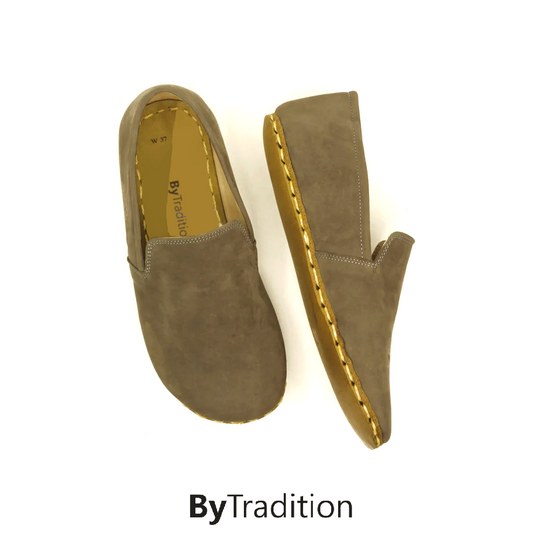 Klassischer Loafer – Kupferniete – Natürlich und individuell barfuß – Grau – Nubuk – Herren